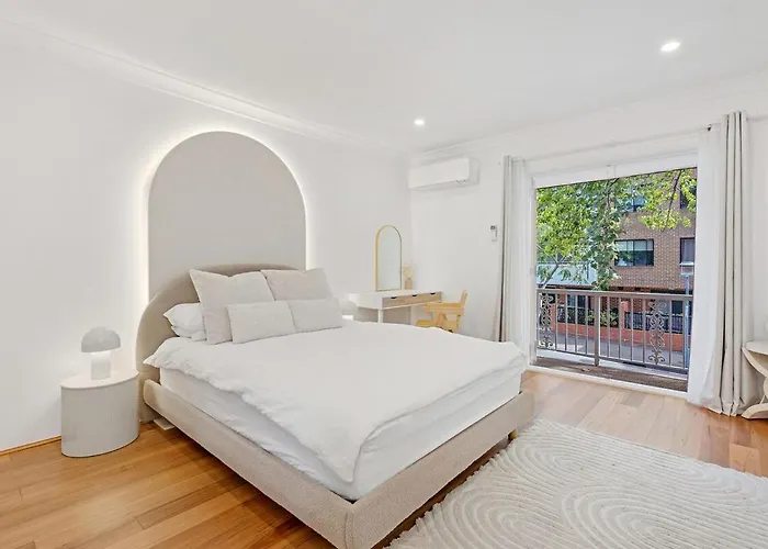 Luxury Modern 2-Storey Townhouse In Pyrmont